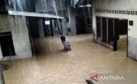 Pusdalops Sumut: Korban jiwa akibat banjir di Kota Medan jadi 12 orang.