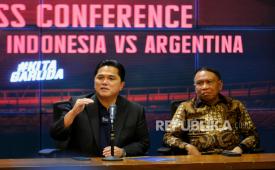 Ketua Umum PSSI  Erick Thohir (kiri) menyampaikan keterangan pers terkait FIFA Matchday antara Timnas Indonesia melawan Argentina.