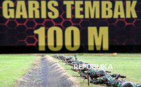 Prajurit TNI melakukan uji tembak dengan saharan 100 meter (ilustrasi).