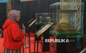 Pengunjung mengamati artefak peninggalan Nabi Muhammad SAW dan para sahabat pada pameran Artefak Nabi Muhammad SAW dan Para Sahabat di Gedung Laga Satria, Pakansari, Kabupaten Bogor, Jawa Barat, Ahad (22/2/2026). Pameran gratis bagi masyarakat yang digelar selama bulan Ramadhan 1447 Hijriah ini menampilkan sekitar 75 artefak yang diklaim sebagai peninggalan Rasulullah SAW dan para sahabat, mulai dari perlengkapan perang dan tongkat hingga rambut dan janggut Nabi. Kegiatan ini bertujuan sebagai sarana wisata edukasi sejarah Islam di bulan suci Ramadhan.