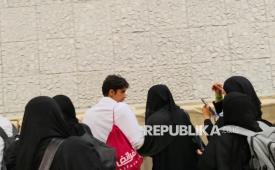 Jamaah haji melempar jumrah aqobah di Jamarat, Mina, Makkah, Arab Saudi, Rabu (27/5/2026). Lempar jumrah aqobah pada 10 Zulhijah merupakan salah satu wajib haji yang dilakukan sebagai simbol pengusiran setan yang pernah dilakukan Nabi Ibrahim AS. 
