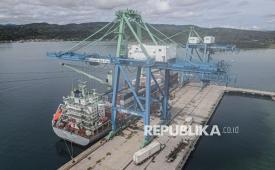 Foto udara truk kontainer yang membawa produk kelautan dan perikanan yang akan diekspor menuju kapal di Pelabuhan Kendari New Port, Kendari, Sulawesi Tenggara, Selasa (24/6/2025). 