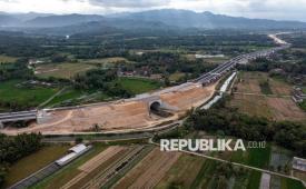 Foto udara proyek pembangunan Jalan Tol Yogyakarta Bawen di Seyegan, Sleman, D.I Yogyakarta, Kamis (27/8/2026). PT Adi Karya (persero) Tbk menyebut proyek pengerjaan Seksi 1 Jalan Tol Yogyakarta Bawen Junction Sleman hingga Banyurejo sepanjang 8,8 kilometer telah mendekati tahap akhir dengan progres fisik yang melampaui 90 persen. 