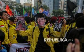Massa dari mahasiswa Universitas Indonesia (UI) menggelar aksi di kawasan Dukuh Atas, Jakarta Pusat, Jumat (12/6/2026).