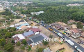 Foto udara sejumlah kendaraan terjebak kemacetan di Jalan Lintas Timur (Jalintim) Palembang-Jambi di Pangkalan Balai, Kabupaten Banyuasin, Sumatera Selatan, Jumat (7/8/2026). Kemacetan yang terjadi di Jalan Lintas Timur (Jalintim) Palembang-Jambi tersebut terjadi sejak dua pekan terakhir dikarenakan adanya pengecoran badan dan bahu jalan di KM 17 Palembang-Betung yang menyebabkan kendaraan bergantian untuk melintas atau diberlakukan sistem buka tutup jalan.
