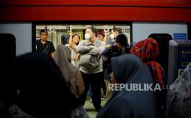 Warga menaiki moda transportasi Light Rail Transit (LRT) Jakarta Bogor Depok Bekasi (Jabodebek), Selasa (29/8/2023) sore. PT Kereta Api Indonesia (Persero) atau KAI menyampaikan permohonan maaf atas gangguan perjalanan LRT Jabodebek yang terjadi di salah satu sarana pada Rabu (22/7/2026) pukul 07.43 WIB. 