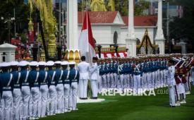 Anggota Pasukan Pengibar Bendera Pusaka (Paskibraka) bersiap mengibarkan bendera Merah Putih pada Upacara Peringatan Detik-Detik Proklamasi Kemerdekaan Ke-81 Republik Indonesia di Istana Merdeka, Jakarta, Senin (17/8/2026). HUT Kemerdekaan Ke-81 RI tersebut mengangkat tema Indonesia Berdaulat, Adil dan Makmur.
