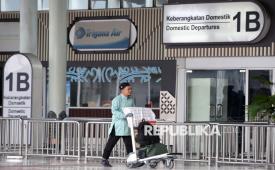 Direktorat Jenderal Perhubungan Udara Kementerian Perhubungan (Kemenhub) menegaskan kebijakan penyesuaian batas maksimal fuel surcharge (FS) untuk penerbangan domestik kelas ekonomi periode September 2026 bukanlah kenaikan tarif dasar (basic fare) tiket pesawat. (ilustrasi)
