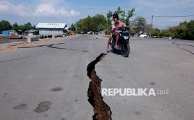 Motor melintas di jalanan yang retak pascagempa berkekuatan magnitudo 7,7 di Mbay, Nagekeo, Provinsi Nusa Tenggara Timur,Sabtu (15/8/2026). Gempa berkekuatan magnitudo 7,7 tersebut terjadi di lepas pantai Provinsi Nusa Tenggara Timur.