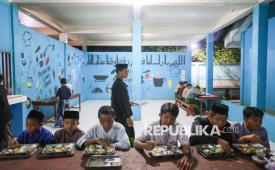 Sejumlah santri menyantap menu Makanan Bergizi Gratis saat berbuka puasa di Pondok Modern Tahfidz Nurul Jannah Manokwari, Papua Barat, Senin (23/2/2026). SPPG Borasi Manokwari menyalurkan sebanyak 60 paket MBG bagi para santri di pesantren selama Ramadhan, guna memastikan pemenuhan gizi tetap optimal saat berpuasa. 