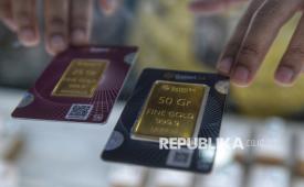 Karyawan menunjukkan logam mulia Galeri 24 Pegadaian di Galeri 24 Salemba, Jakarta. (ilustrasi)