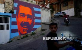 Mural wajah Presiden Venezuela Nicolas Maduro terlihat di sudut kota Caracas, Venezuela, 17 Juli 2024.