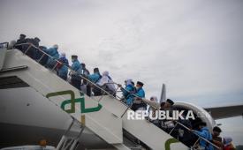 Jamaah calon haji kelompok terbang (kloter) pertama embarkasi Palembang (PLM 01) berjalan menaiki pesawat yang akan membawa mereka menuju tanah suci, di Bandara Internasional Sultan Mahmud Baddarudin (SMB) II Palembang, Sumatera Selatan, Rabu (22/4/2026). Sebanyak 443 jamaah calon haji asal Kabupaten Ogan Komering Ulu (OKU) Timur diberangkatkan ke Arab Saudi untuk menunaikan ibadah haji. 