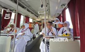 Jamaah haji Indonesia menaiki bus Shalawat seusai menunaikan umrah wajib di Masjidil Haram di terminal Syib Amir, Makkah, Arab Saudi, Ahad (11/5/2025). 