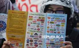 Massa yang tegabung dalam Solidaritas Seni untuk Palestina menggelar aksi memperingati dua tahun tragedi kemanusiaan di Gaza, di Palestina Walk, Jalan Asia Afrika, Kota Bandung, Selasa (7/10/2025). Aksi tersebut menyerukan agar masyarakat memboikot produk yang terafiliasi dengan Israel dan hentikan genosida kepada warga Palestina.