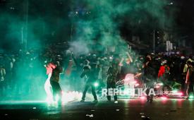 Massa dari berbagai elemen masyarakat terlibat bentrok di kawasan PejomponganI, Jakarta Pusat, Kamis (27/8/2026) malam WIB.