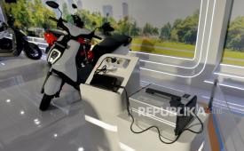 Baterai sepeda motor listrik Honda ICON e: diperlihatkan saat peluncuran di AHM Safety Riding & Training Center Deltamas, Cikarang Pusat, Kabupaten Bekasi, Jawa Barat, Rabu (9/10/2024). AHM meluncurkan dua produk sepeda motor listrik yakni Honda ICON e: dengan tenaga maksimal 1,8 kw serta dapat menempuh jarak hingga 53 kilometer dan Honda CUV e: yang menggunakan baterai mobile power pack e dengan tenaga maksimal 6 kw serta dapat menempuh jarak 80,7 kilometer. 