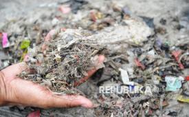 Pekerja menunjukkan hasil dari pengelolaan Refuse Derived Fuel (RDF) Plant Rorotan, Jakarta, Selasa (25/3/2025).