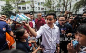 Wakil Presiden Terpilih Gibran Rakabuming Raka memberikan susu kepada warga saat mengunjungi Rumah Susun Muara Baru di Penjaringan, Jakarta Utara, Rabu (24/4/2024). 