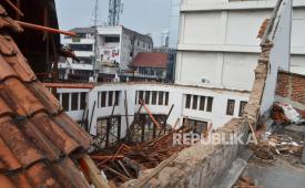 Gedung Yayasan Pusat Kebudayaan (YPK) dengan kondisi rusak berat setelah atapnya ambruk, di Jalan Naripan, Kota Bandung, Ahad (3/11/2024). Rencananya proses perbaikan atap gedung cagar budaya ini akan segera dilakukan dengan perkiraan waktu 1,5 bulan.