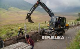 Petugas memasang patok beton menggunakan alat berat di kawasan Taman Nasional Bromo Tengger Semeru (TNBTS), Kabupaten Malang, Jawa Timur, Ahad (17/5/2026). Hingga awal Mei 2026, pembangunan di kawasan Kaldera Tengger untuk standardisasi keamanan serta meningkatkan kenyamanan bagi wisatawan tersebut telah mencapai pembersihan lahan seluas lebih dari 21.000 meter persegi serta pemasangan sekitar 750 patok pembatas kawasan yang ditargetkan selesai pada Oktober 2026. 