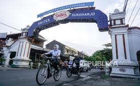 Buruh mengendarai sepeda keluar dari pabrik PT Sri Rejeki Isman Tbk (Sritex) di Sukoharjo, Jawa Tengah. Setelah kasasi ditolak Mahkamah Agung, PT Sritex resmi dinyatakan pailit.