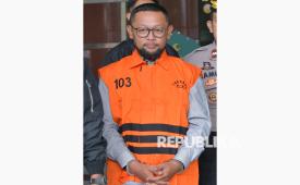 Mantan staf khusus Menteri Agama era Yaqut Cholil Qoumas, Ishfah Abidal Aziz atau Gus Alex berjalan keluar dengan mengenakan rompi tahanan di Gedung Merah Putih KPK, Jakarta, Selasa (17/3/2026). KPK menahan Ishfah Abidal Aziz selama 20 hari ke depan atau hingga 5 April 2026 usai diperiksa sebagai tersangka kasus dugaan korupsi kuota haji. 