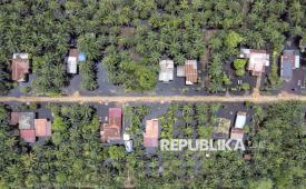 Banjir menggenangi kawasan permukiman di Desa Jati Mulyo, Tanjung Jabung Timur, Jambi, Senin (12/1/2026). Banjir yang terjadi sejak Jumat (9/1) akibat meluapnya Sungai Dendang setelah diguyur hujan selama dua hari lalu kini mulai berangsur surut setinggi 30 sentimeter namun kawasan permukiman dan ribuan hektare lahan perkebunan masih terendam, sementara data BPBD setempat menyebutkan sebanyak 149 kepala keluarga dilaporkan terdampak. 