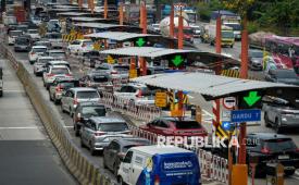 Sejumlah kendaraan antre memasuki gerbang Tol Cikupa di Kabupaten Tangerang, Banten, Rabu (24/12/2025). PT Jasa Marga (Persero) Tbk mencatat sebanyak 829.223 kendaraan meninggalkan wilayah Jabotabek melalui empat gerbang tol utama, yakni Cikupa, Ciawi, Cikampek Utama dan Kalihurip Utama, sepanjang periode 18 Desember - 23 Desember 2025. 