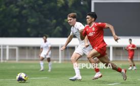 Pesepak bola Timnas Indonesia Luke Vickery (kiri) bersama Rizky Eka Pratama (kanan) saat berlatih tanding dalam pemusatan latihan jelang Piala AFF 2026 di Stadion Madya, Senayan, Jakarta, Sabtu (30/5/2026). Latihan tersebut sebagai persiapan jelang Piala AFF yang berlangsung pada 24 Juli hingga 26 Agustus 2026. 
