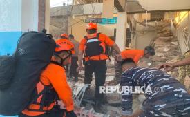Tim penyelamat melakukan proses pencarian korban diantara reruntuhan bangunan setelah terjadinya gempa berkekuatan magnitudo 7,7 di Maumere, Provinsi Nusa Tenggara Timur, Sabtu (15/8/2026). Gempa bumi dahsyat mengguncang wilayah lepas pantai Pulau Flores, Indonesia, menelan korban jiwa dan memicu peringatan tsunami.