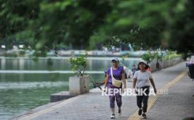 Warga berolahraga di area Danau Sunter, Jakarta, Jumat (17/1/2025). Slow jogging menjadi salah satu tren olahraga yang ramai diperbincangkan di media sosial. 