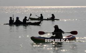 Wisatawan bermain kano di pantai Pulau Menjangan Kecil, Karimunjawa, Jepara, Jawa Tengah, Selasa (15/7/2025). Pulau Karimunjawa selain menawarkan keindahan pemandangan keanekaragaman hayati bawah laut seperti terumbu karang dan ikan-ikan kecil juga menawarkan keseruan bermain kano dengan air laut yang tenang dan jernih. 