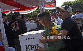 Anggota Linmas dibantu aparat kepolisian berupaya mengamankan kotak suara dari ancaman massa yang melakukan protes saat simulasi pengamanan Pilkada di lapangan Curug KP3B Kota Serang, Banten, Selasa (6/8/2024). Simulasi digelar untuk meningkatkan kesiagaan aparat Kepolisian menjelang pelaksanaan Pilkada serentak. 