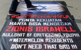 Warga menginjak spanduk bergambarkan Bendera Israel. Ilustrasi