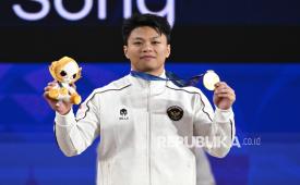 Lifter putra Indonesia Rahmat Erwin Abdullah berpose usai meraih medali emas pada final kelas 75 kilogram angkat besi Asian Games 2026 di Nagoya City Trade and Industry Center, Nagoya, Aichi, Jepang, Sabtu (26/9/2026). Rahmat Erwin Abdullah meraih medali emas setelah berada di posisi pertama sekaligus memecahkan rekor dunia kelas 75 kilogram untuk total angkatan 366 kilogram dan clean and jerk 206 kilogram. 