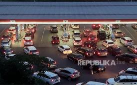 Suasana antrean kendaraan pemudik yang akan mengisi BBM di SPBU. (ilustrasi)