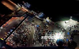 Kendaraan antre untuk memasuki kapal penyeberangan di Pelabuhan Merak, Banten, Rabu (18/3/2026). Puncak arus mudik Idul Fitri 2026 di Pelabuhan Merak terjadi pada Rabu (18/3) dinihari. Ribuan kendaraan antre untuk menyeberang menuju Pelabuhan Bakauheni Lampung.