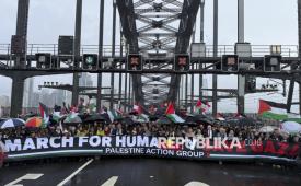 Ribuan pengunjuk rasa turun ke jalan melakukan longmarch melintasi Jembatan Pelabuhan Sydney saat aksi kemanusiaan mendukung Palestina di Sydney, Ahad (3/8/2025). Peserta aksi menyerukan percepatan pengiriman bantuan kemanusiaan ke Jalur Gaza yang saat ini diblokade Israel dan mengecam Perdana Menteri Israel Benjamin Netanyahu.