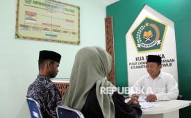 Penghulu melakukan verifikasi berkas nikah untuk memastikan keabsahan data calon pengantin. Angka pernikahan di Indonesia merosot tajam dari 2.110.776 pada 2014 menjadi hanya 1.478.302 pada 2024.  (ilustrasi)