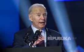 Presiden AS Joe Biden mengesahkan paket bantuan luar negeri untuk Ukraina, Israel, dan Taiwan.