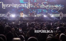 Musisi Sammy Simorangkir (kedua kiri) tampil bersama grup musik Kerispatih pada festival musik Pestapora di JIExpo Kemayoran, Jakarta, Jumat (25/9/2026).