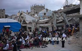 Pengungsi Palestina melaksanakan sholat Idul Adha di samping reruntuhan Masjid Al-Huda di Khan Younis, Jalur Gaza, Rabu (27/5/2026). Warga Gaza merayakan hari raya Idul Adha tanpa adanya penyembelihan hewan kurban di tengah kelangkaan pasokan, lonjakan harga yang gila-gilaan, serta puing-puing kehancuran pasca perang. Blokade dan hancurnya banyak peternakan akibat perang membuat pasokan hewan kurban sangat terbatas, sementara harganya melonjak hingga tak lagi terjangkau bagi sebagian besar warga.