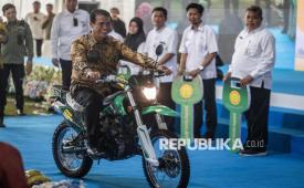 Menteri Pertanian Andi Amran Sulaiman mencoba sepeda motor yang diberikan kepada penyuluh pertanian berprestasi pada koordinasi nasional bersama para penyuluh pertanian di Kementerian Pertanian, Jakarta, Sabtu (26/4/2025). Koordinasi nasional tersebut diikuti 5.000 penyuluh pertanian dari seluruh daerah yang bertujuan untuk mempercepat luas tambah tanam (LTT) khususnya padi dan meningkatkan swasembada pangan. 