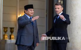 Presiden Prabowo Subianto disambut Presiden Prancis Emmanuel Macron saat bertemu di Istana Elysee, Paris, Prancis, Selasa (14/4/2026). Pertemuan tersebut membahas seputar penguatan kerja sama strategis di berbagai sektor prioritas kedua negara, antara lain pengadaan alutsista dan penguatan industri pertahanan, transisi energi dan pengembangan energi baru terbarukan, infrastruktur dan transportasi, hingga pendidikan dan ekonomi kreatif. 