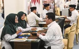 Menpora Erick Thohir (kedua kanan) berbincang dengan petugas saat membayar zakat di Istana Negara, Jakarta, Jumat (13/3/2026). Presiden bersama Wakil Presiden dan sejumlah menteri Kabinet Merah Putih melakukan pembayaran zakat melalui Badan Amil Zakat Nasional (Baznas). 