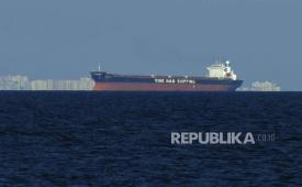 Kapal dagang berjalan di Laut Hitam. Kini kawasan perairan tersebut menjadi medan panas antara Rusia dan Ukraina yang sedang berperang.