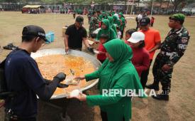 Keluarga besar Pussenif dan masyarakat antre untuk menikmati kuliner hasil masak besar tongseng ayam bersama Koki Bobon Santoso saat kemeriahan perayaan hari ulang tahun kemerdekaan Republik Indonesia HUT RI ke-81 di Pusat Kesenjataan Infanteri (Pussenif) TNI AD, Jalan Supratman, Kota Bandung, Ahad (16/8/2026). Selain masak besar untuk 3.000 orang, juga digelar permainan tradisional khas HUT RI yang diikutii oleh keluarga besar Pussenif juga masyarakat luas, membaur dalam semangat kebersamaan.