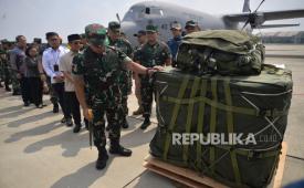 Panglima TNI Jenderal Agus Subiyanto mengecek bantuan kemanusiaan di Apron Lanud Halim Perdana Kusuma, Jakarta Timur, Jumat (29/3/2024).
