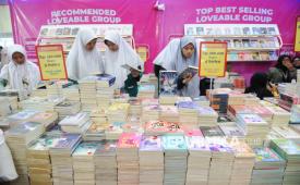 Pengunjung melihat buku dalam acara Islamic Book Fair (IBF) 2025 di Jakarta International Convention Center (JICC), Senayan, Jakarta, Kamis (19/6/2025). Pameran buku Islam terbesar di Indonesia ini berlangsung selama lima hari hingga 22 Juni 2025, yang menghadirkan 222 penerbit, 42 perusahaan multiproduk, serta 14 pondok pesantren. Tak hanya dari dalam negeri, peserta juga berasal dari luar negeri seperti Arab Saudi, Mesir, Kuwait, dan Malaysia. Mengusung tema Berhijrah Melalui Literasi Islami untuk Pribadi yang Berkualitas, IBF 2025 diharapkan menjadi ruang literasi Islami yang inspiratif serta wadah pertemuan antara penulis, penerbit, dan masyarakat.